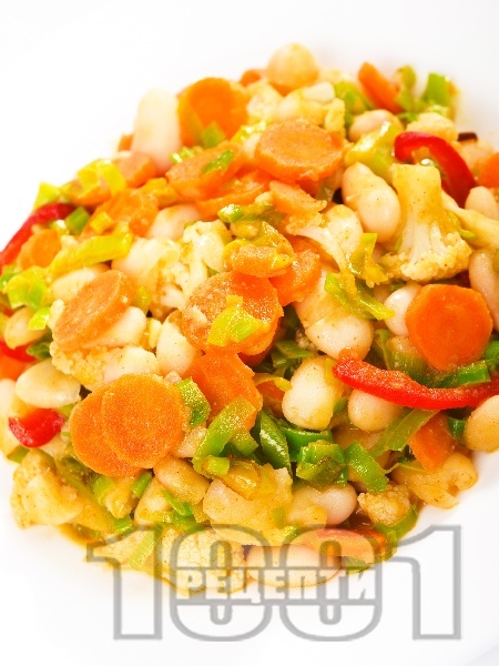 Зеленчукова салата с боб, праз, моркови и чушки - снимка на рецептата